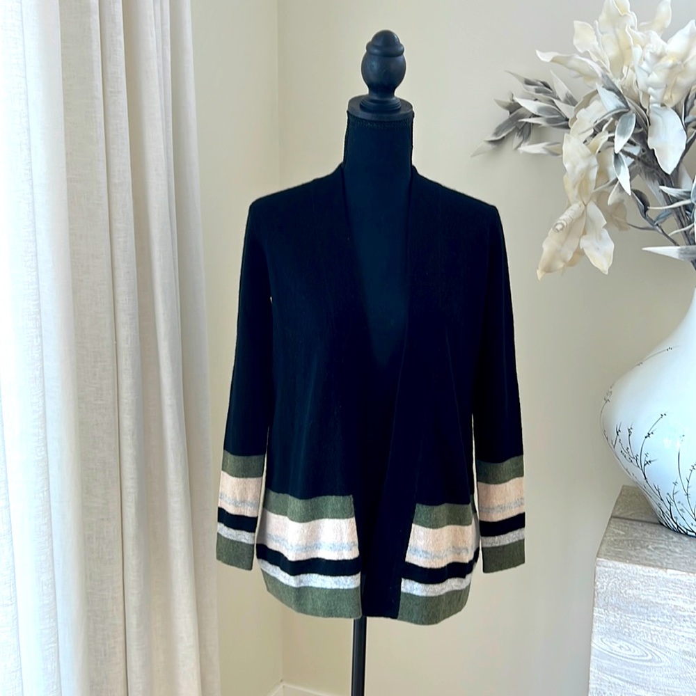 New Cashmere sweater with out buttons like a throw